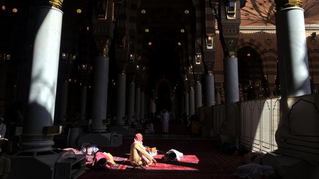 Umat muslim beraktivitas di Masjid Nabawi, Madinah. [Antara Foto]