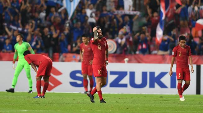 Sejumlah pesepak bola Indonesia meluapkan kekecewaan setelah gawang Indonesia dibobol Thailand dalam laga lanjutan Piala AFF 2018 di Stadion Nasional Rajamangala, Bangkok, Thailand, Sabtu (17/11/2018). Indonesia dikalahkan tuan rumah Thailand dengan skor 4-2. ANTARA FOTO/Akbar Nugroho Gumay