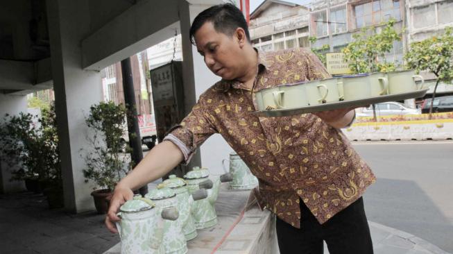 Suasana Cafe Pantjoran Tea House yang memberikan teh gratis di daerah Taman Sari, Jakarta Barat, Sabtu (17/11).  (Suara.com/Fakhri Hermansyah)