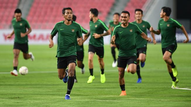 Sejumlah pesepak bola Timnas Indonesia berlatih menjelang laga lanjutan Piala AFF 2018 di Stadion Nasional Rajamangla, Thailand, Jumat (16/11).[ANTARA FOTO/Akbar Nugroho Gumay]