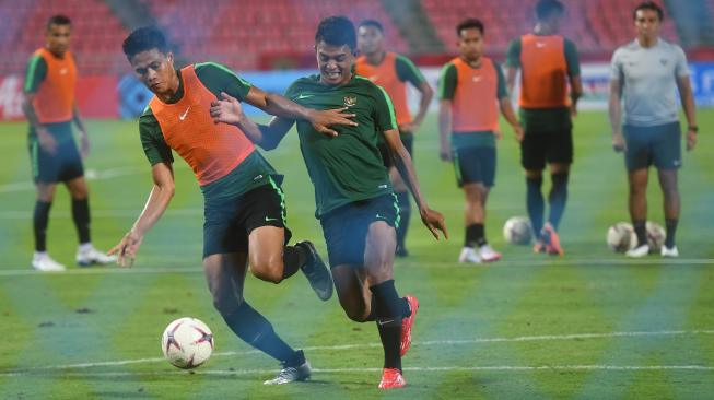 Sejumlah pesepak bola Timnas Indonesia berlatih menjelang laga lanjutan Piala AFF 2018 di Stadion Nasional Rajamangla, Thailand, Jumat (16/11).[ANTARA FOTO/Akbar Nugroho Gumay]