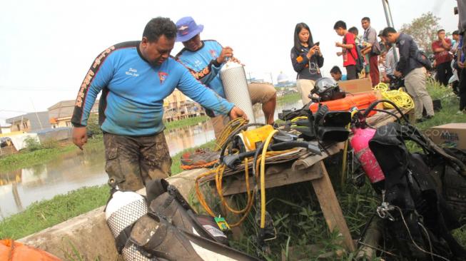 Pencarian barang bukti linggis yang digunakan tersangka kasus pembunuhan Haris Simamora di Aliran Kalimalang, Cikarang, Jawa Barat, Sabtu (17/11).(Suara.com/Fakhri Hermansyah)