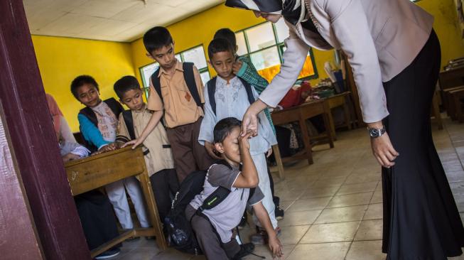 Muhklis Abdul Kholik mengikuti proses kegiatan belajar di SDN 10 Sekarwangi, Cibadak, Kabupaten Sukabumi, Jawa Barat, Jumat (16/11).  [ANTARA FOTO/Nurul Ramadhan]