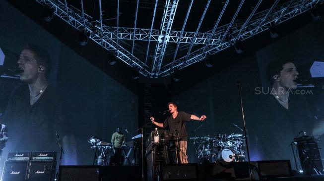 Penyanyi  Charlie Puth  saat tampil di ICE BSD, Tangerang, Banten, Jumat (16/11). (Suara.com/Fakhri Hermansyah)