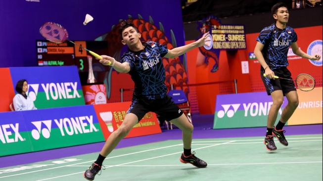 Pasangan ganda putra Indonesia, Fajar Alfian/Muhammad Rian Ardianto, terhenti di babak semifinal Hong Kong Open 2018. Mereka takluk dari pasangan Jepang, Takeshi Kamura/Keigo Sonoda, Sabtu (17/11/2018). [Humas PBSI]