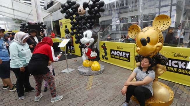 Sejumlah peserta ikuti parade 90 Years Mickey The True Orginal saat Car Free Day di kawasan M.H Thamrin, Jakarta, Minggu (18/11). [Suara.com/Muhaimin A Untung] 