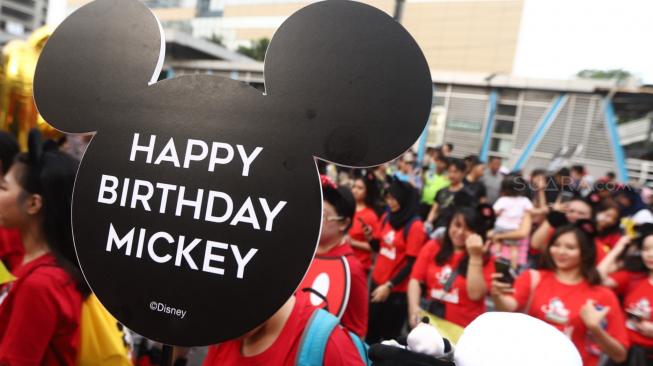 Sejumlah peserta ikuti parade 90 Years Mickey The True Orginal saat Car Free Day di kawasan M.H Thamrin, Jakarta, Minggu (18/11). [Suara.com/Muhaimin A Untung] 