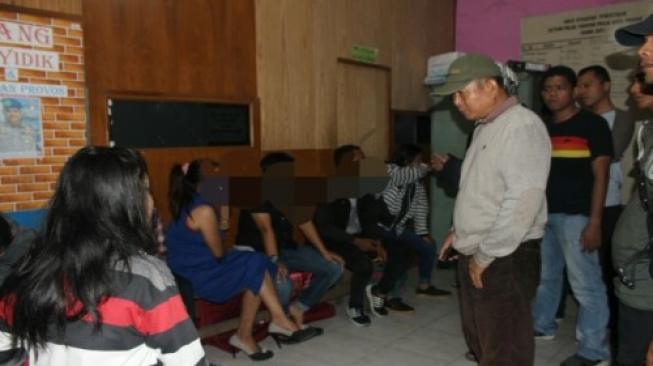 Asyik Bercumbu dengan Sesama Jenis, 2 Wanita Diciduk Satpol-PP