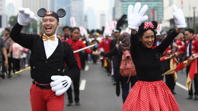 Sejumlah peserta ikuti parade 90 Years Mickey The True Orginal saat Car Free Day di kawasan M.H Thamrin, Jakarta, Minggu (18/11). [Suara.com/Muhaimin A Untung] 