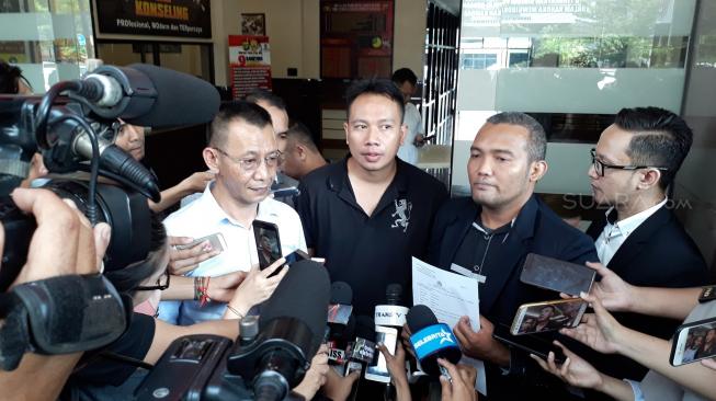 Vicky Prasetyo usai melaporkan Angel Lelga atas dugaan perzinahan di Polres Jakarta Selatan, Senin (19/11/2018) [Suara.com/Wahyu Tri Laksono]
