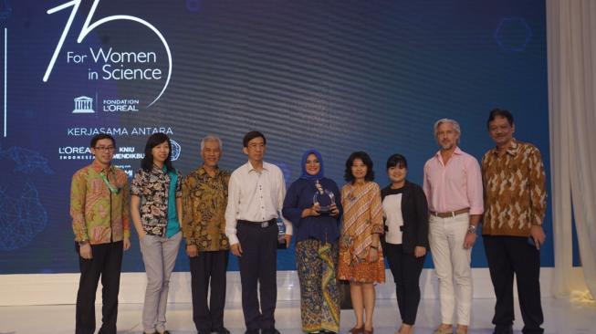 Sylvia Ayu Pradanawati menerima penghargaan L’Oréal-UNESCO For Women In Science. ( L’Oréal-UNESCO)