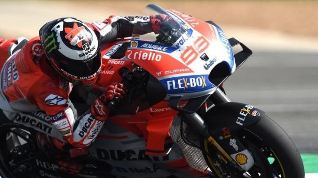 Rider Ducati Jorge Lorenzo saat melakukan sesi latihan di MotoGP Thailand. Lillian SUWANRUMPHA / AFP