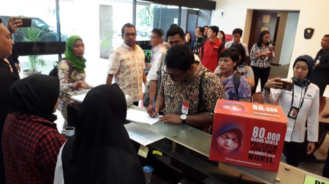 Koalisi Save Ibu Nuril menyerahkan petisi dan surat kepada Presiden Joko Widodo atau Jokowi. (Suara.com/Dwi Bowo Raharjo)