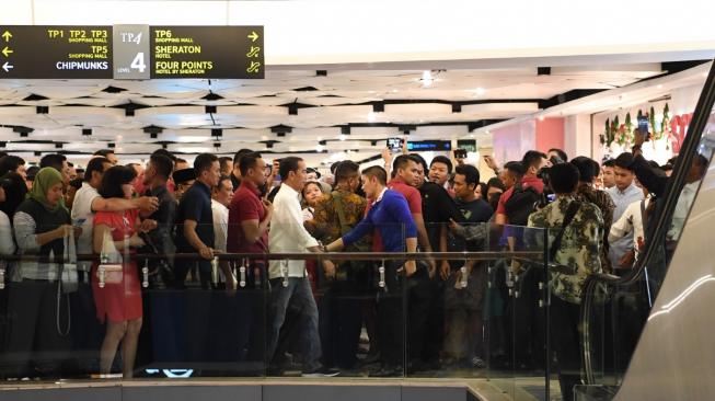 Presiden Joko Widodo (tengah) mengunjungi Mal Tunjungan di Surabaya, Jawa Timur, Minggu (18/11). ANTARA FOTO/Wahyu Putro A