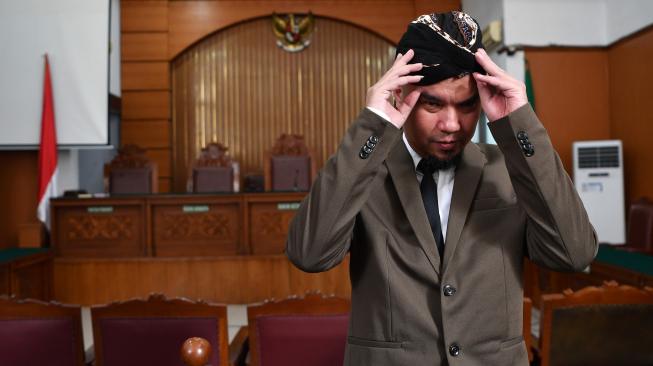 Terdakwa kasus ujaran kebencian Ahmad Dhani bersiap menjalani sidang tuntutan di Pengadilan Negeri Jakarta Selatan, Senin (19/11). ANTARA FOTO/Sigid Kurniawan