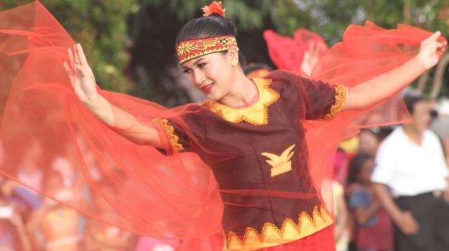 Pembukaan Ya’ahowu Nias Festival 2018 dibuka secara resmi di Lapangan Orurusa,Teluk Dalam,Nias Selatan. (Dok: Kemenpar)