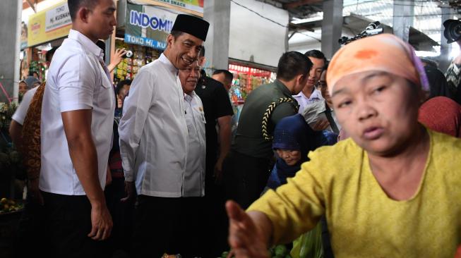 Presiden Joko Widodo (kedua kiri) mengunjungi Pasar Sidoarjo, Lamongan, Jawa Timur, Senin (19/11). ANTARA FOTO/Wahyu Putro A