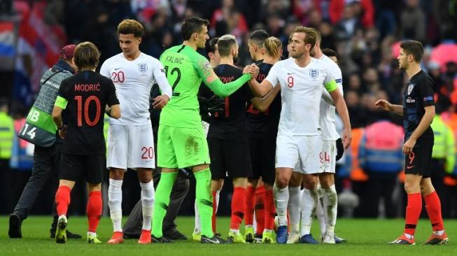 Kapten Kroasia Luka Modric (kiri) memberi selamat kepada pemain Inggris usai pertandingan UEFA Nations League di Wembley yang dimenangkan Inggris 2-1, Senin (19/11/2018) [AFP]