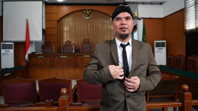 Terdakwa kasus ujaran kebencian Ahmad Dhani bersiap menjalani sidang tuntutan di Pengadilan Negeri Jakarta Selatan, Senin (19/11). ANTARA FOTO/Sigid Kurniawan