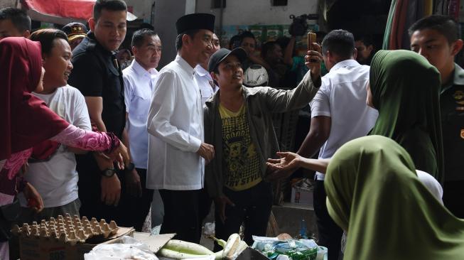 Blusukan ke Pasar Gintung, Jokowi Borong Tembe dan Kangkung