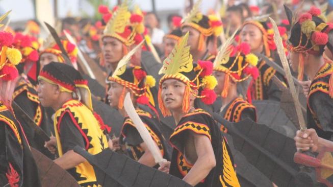 100 Pelompat Batu Warnai Pembukaan Yaahowu Nias Festival 2018