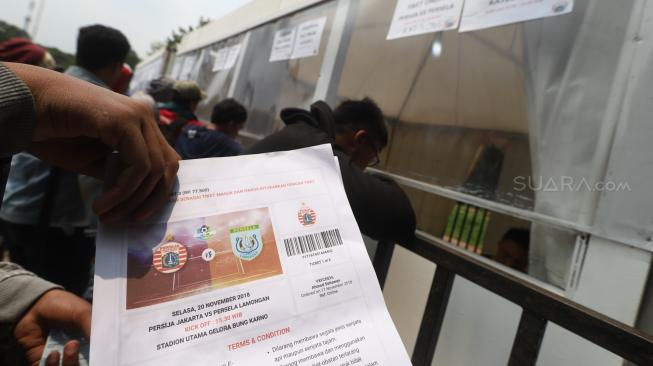 Suporter Persija, The Jakmania antri tiket di Lapangan Blok S, Jakarta, Selasa (20/11). [Suara.com/Muhaimin A Untung] 