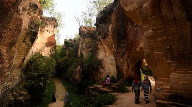 Pengunjung mengamati panorama di tambang batu kapur Arosbaya, Bangkalan, Jawa Timur, Senin (19/11). [ANTARA FOTO/Zabur Karuru]