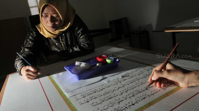 Suasana pembuatan Al-Qur'an Mushaf Betawi di Kebon Jeruk, Jakarta Barat, Selasa (20/11). (Suara.com/Fakhri Hermansyah)