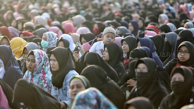 Ribuan umat muslim mengikuti Tabligh Akbar Majelis Rasulullah SAW di Lapangan Monas, Jakarta, Selasa (20/11). [Suara.com/Muhaimin A Untung] 