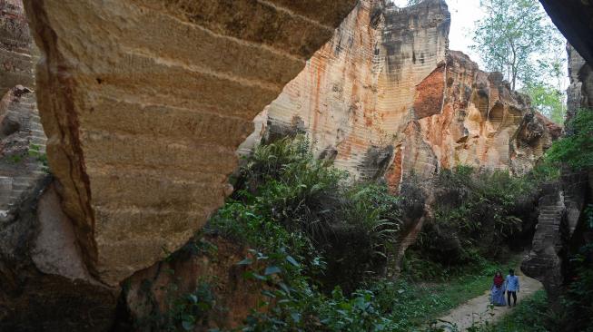 Pengunjung mengamati panorama di tambang batu kapur Arosbaya, Bangkalan, Jawa Timur, Senin (19/11). [ANTARA FOTO/Zabur Karuru]