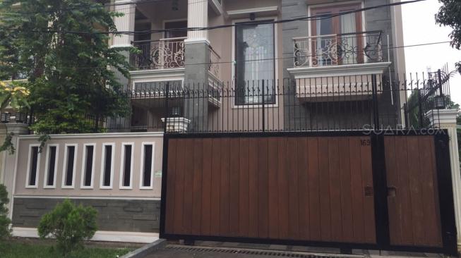 Rumah Angel Lelga di kawasan Jagakarsa di Jakarta Selatan, yang terlihat sepi setelah insiden penggerebekan. (Sumarni/Suara.com)