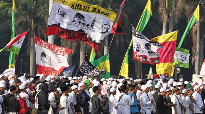 Ribuan umat muslim mengikuti Tabligh Akbar Majelis Rasulullah SAW di Lapangan Monas, Jakarta, Selasa (20/11). [Suara.com/Muhaimin A Untung] 