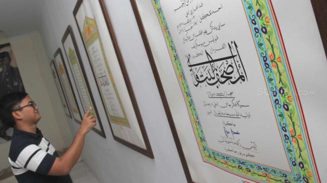 Suasana pembuatan Al-Qur'an Mushaf Betawi di Kebon Jeruk, Jakarta Barat, Selasa (20/11). (Suara.com/Fakhri Hermansyah)