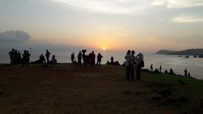 Pemandangan sunset di Bukit Merese, Lombok. (Suara.com/Silfa Humairah)