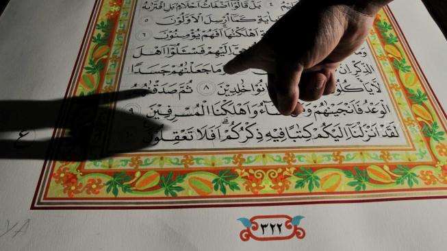 Suasana pembuatan Al-Qur'an Mushaf Betawi di Kebon Jeruk, Jakarta Barat, Selasa (20/11). (Suara.com/Fakhri Hermansyah)