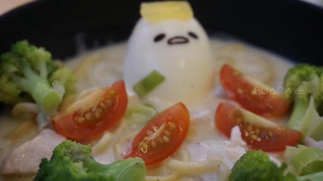 Gudetama Onsen Soba, Gudetama in Dessertland. [Suara.com/Dythia Novianty] 