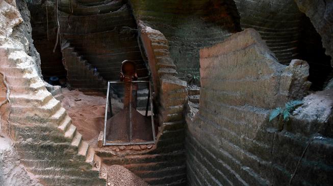 Pekerja menambang batu kapur untuk dijadikan batu bata bahan bangunan di Tambang Batu Kapur Arosbaya, Bangkalan, Jawa Timur, Senin (19/11). [ANTARA FOTO/Zabur Karuru]