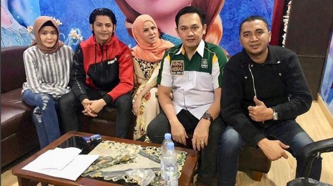 Farhat Abbas saat mengunjungi Angel Lelga. (Instagram Farhat Abbas)