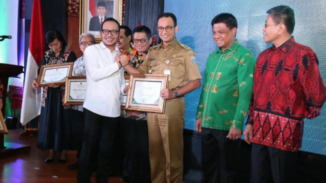 Penghargaan INTEGRA 2018 diserahkan langsung oleh Menteri Ketenagakerjaan (Menaker), M. Hanif Dhakiri, di ruang Tridharma Kemnaker, Jakarta, Senin (19/11/2018). (Dok: Kemnaker)