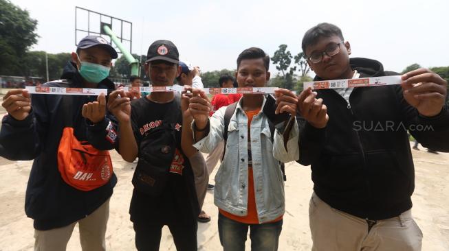 Suporter Persija, The Jakmania antri tiket di Lapangan Blok S, Jakarta, Selasa (20/11). [Suara.com/Muhaimin A Untung] 