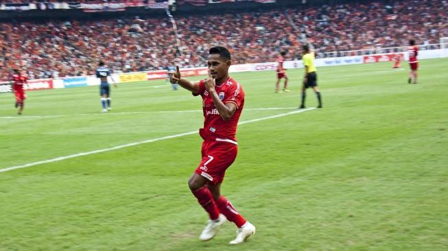 Pesepak bola Persija Jakarta Rizki Ramdani Lestaluhu melakukan selebrasi usai mencetak gol saat melawan Persela Lamongan dalam pertandingan lanjutan Liga 1 Indonesia di Stadion Utama Gelora Bung Karno, Jakarta, Selasa (20/11/2018). Persija Jakarta mengalahkan Persela Lamongan dengan skor 3-0. ANTARA FOTO/Galih Pradipta