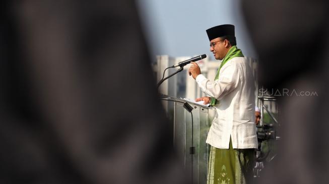 Gubernur DKI Jakarta Anie Baswedan bersama Ulama hadir pada Tabligh Akbar Majelis Rasulullah SAW di Lapangan Monas,  Jakarta, Selasa (20/11). [Suara.com/Muhaimin A Untung] 