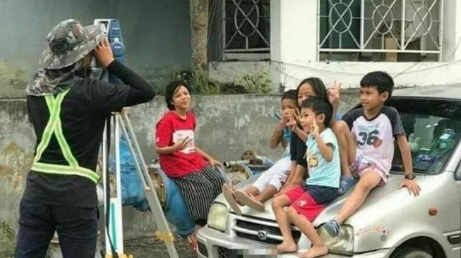 Viral, Pekerja Ini Dikira Mau Foto Anak-Anak Siap Action