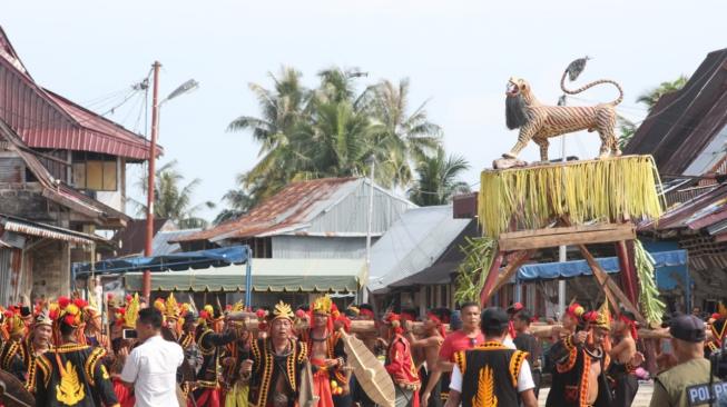 Famadaya Harimao, arak-arakan replika harimau yang biasanya dilakukan setiap tujuh tahun sekali. (Dok: Kemenpar)