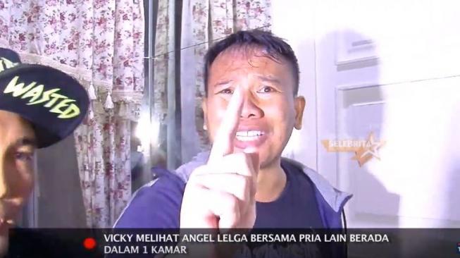 Ekspresi sedih dan marah Vicky Prasetyo saat menggerebek rumah Angel Lelga. (Selebrita Pagi Trans7)
