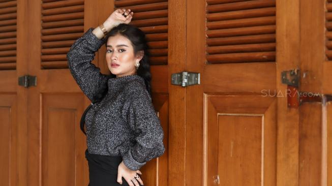 Personel Grup Duo Tik Tok Sella Selly berpose saat berkunjung di Kantor Redaksi Suara.com, Jakarta, Rabu (21/11). [Suara.com/Muhaimin A Untung]