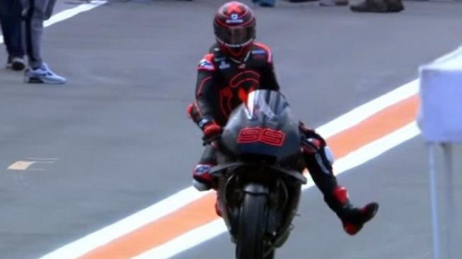 Pebalap Spanyol, Jorge Lorenzo menjalani debutnya bersama Honda pada tes pramusim di Sirkuit Ricardo Tormo, Valencia, Selasa (20/11/2018). [YouTube@Red Bike]