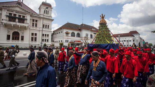 Abdi dalem Keraton Yogyakarta membawa gunungan dari Kompleks Keraton Yogyakarta menuju Pakualaman saat acara Grebeg Maulud di Yogyakarta, Rabu (21/11). [ANTARA FOTO/Andreas Fitri Atmoko]