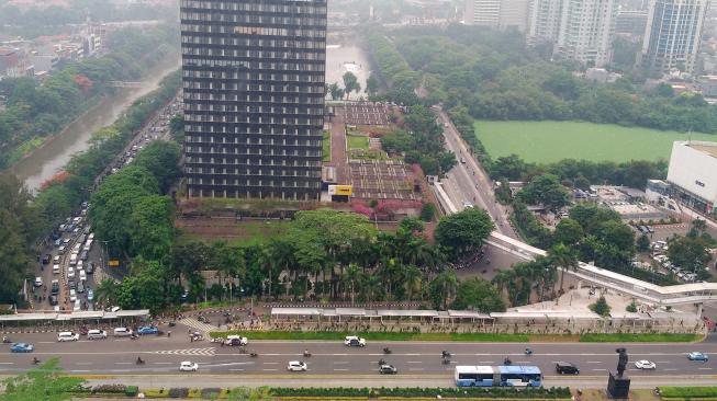 Pemandangan gedung-gedung bertingkat di Jakarta, Rabu (21/11).(Suara.com/Oke Atmaja)