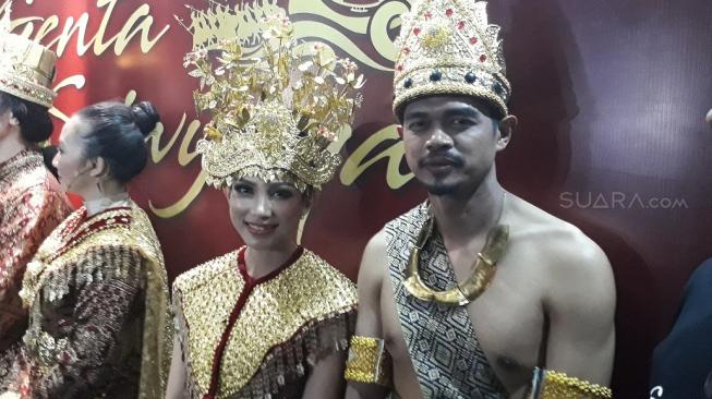 Bambang Pamungkas bersama istri, Tribuana Tunggal Dewi. (Wahyu Tri Laksono/Suara.com)